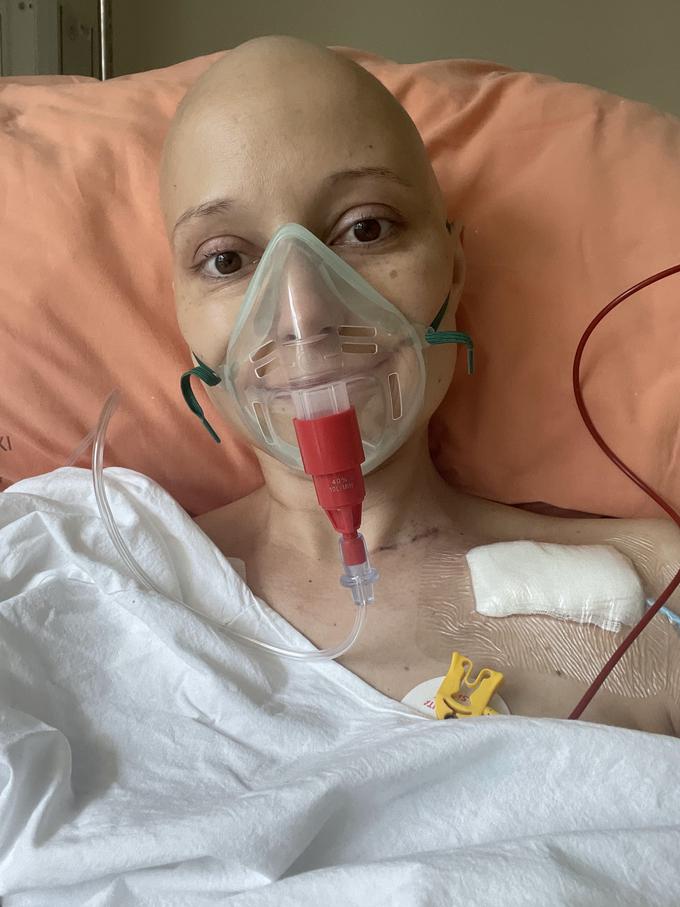 "Ena sem Lea danes, druga pa je tista Lea, ki je komaj vstala iz postelje na intenzivni negi Onkološkega inštituta, da se je po umetni komi postavila na noge in se začela spet učiti hoditi. Pravim, da dolgujem tisti Lei to, da jo zaščitim." | Foto: Osebni arhiv