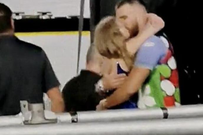 Taylor Swift, Travis Kelce | Po koncu koncerta v Buenos Airesu sta se pevka in njen izbranec strastno poljubila pred očmi oboževalcev. | Foto Profimedia