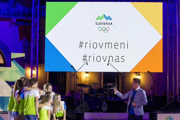Brez fotografij za na družabna omrežja seveda ni šlo. V ozadju sta uradna ključnika slovenske reprezentance. | Foto: Matic Klanšek Velej/Sportida