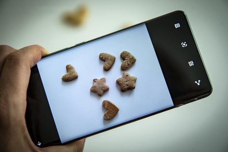 Polnjenje akumulatorja pametnega telefona Honor 50 je s priloženim polnilcem zelo hitro, brezžičnega polnjenja pa Honor 50 žal ne podpira. | Foto: Ana Kovač