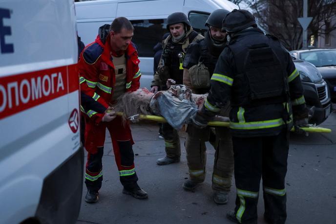 Herson | Ruski napadi se danes nadaljujejo na jugu Ukrajine, kjer je ponoči v mestu Herson raketa uničila večstanovanjsko zgradbo, pri tem pa je bilo ranjenih najmanj šest ljudi. Med njimi sta tudi dva 13-letnika, njuna mati pa naj bi bila pod ruševinami, je sporočil vodja regionalne vojaške uprave Oleksandr Prokudin. | Foto Reuters