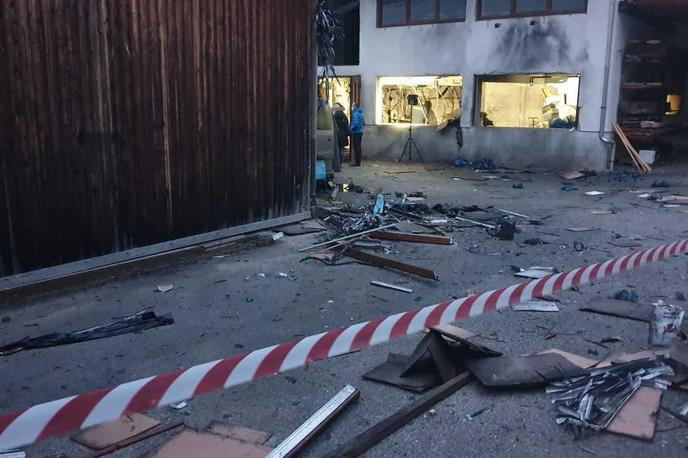 Eksplozija v Radovljici | V eksploziji v mizarski delavnici na Lancovem so umrli trije ljudje. | Foto PU Kranj