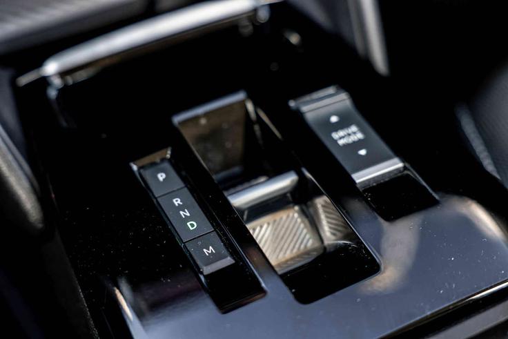 Samodejni menjalnik in hibridni pogon brez potrebe po polnjenju naredita vsakodnevne poti enostavne, varčne in brezskrbne. | Foto: Citroën