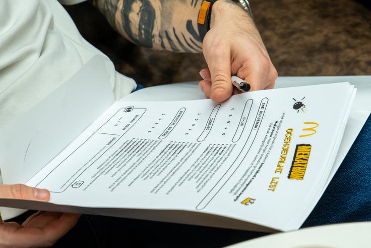 Ocenjevalni listi, s katerimi so izmed desetih finalistov izbrali štiri zmagovalce tekmovanja. | Foto: Liam Toni Šironjič