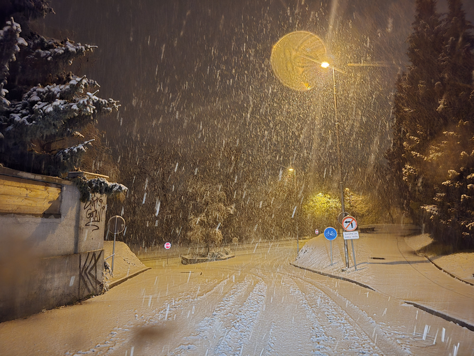 Večji del države je v noči iz četrtka na petek (21.--22. 11. 2024) zajelo sneženje. Na fotografiji Kranj opolnoči.  | Foto: David Florjančič