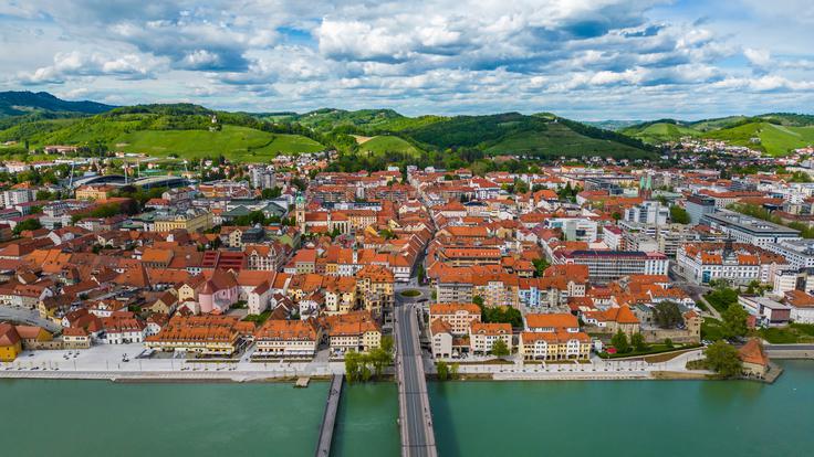 Mariborski levi breg z Lentom in starim mestnim jedrom ter vinorodnimi griči v ozadju | Foto: Shutterstock