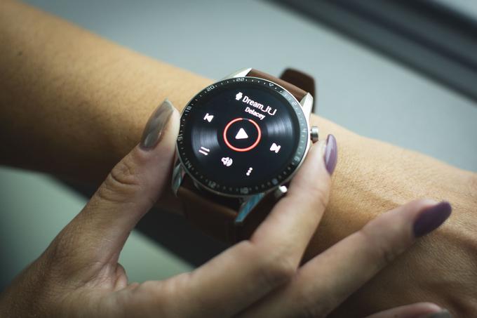 Večja (46-milimetrska) različica pametnega telefona Huawei Watch GT 2 ima zvočnika, ki presenetljivo dobro predvajata glasbo za tako majhno napravo. Na uro je mogoče naložiti približno 500 glasbenih datotek, kar omogoča predvajanje brez povezovanja s pametnim telefonom.  | Foto: Bojan Puhek