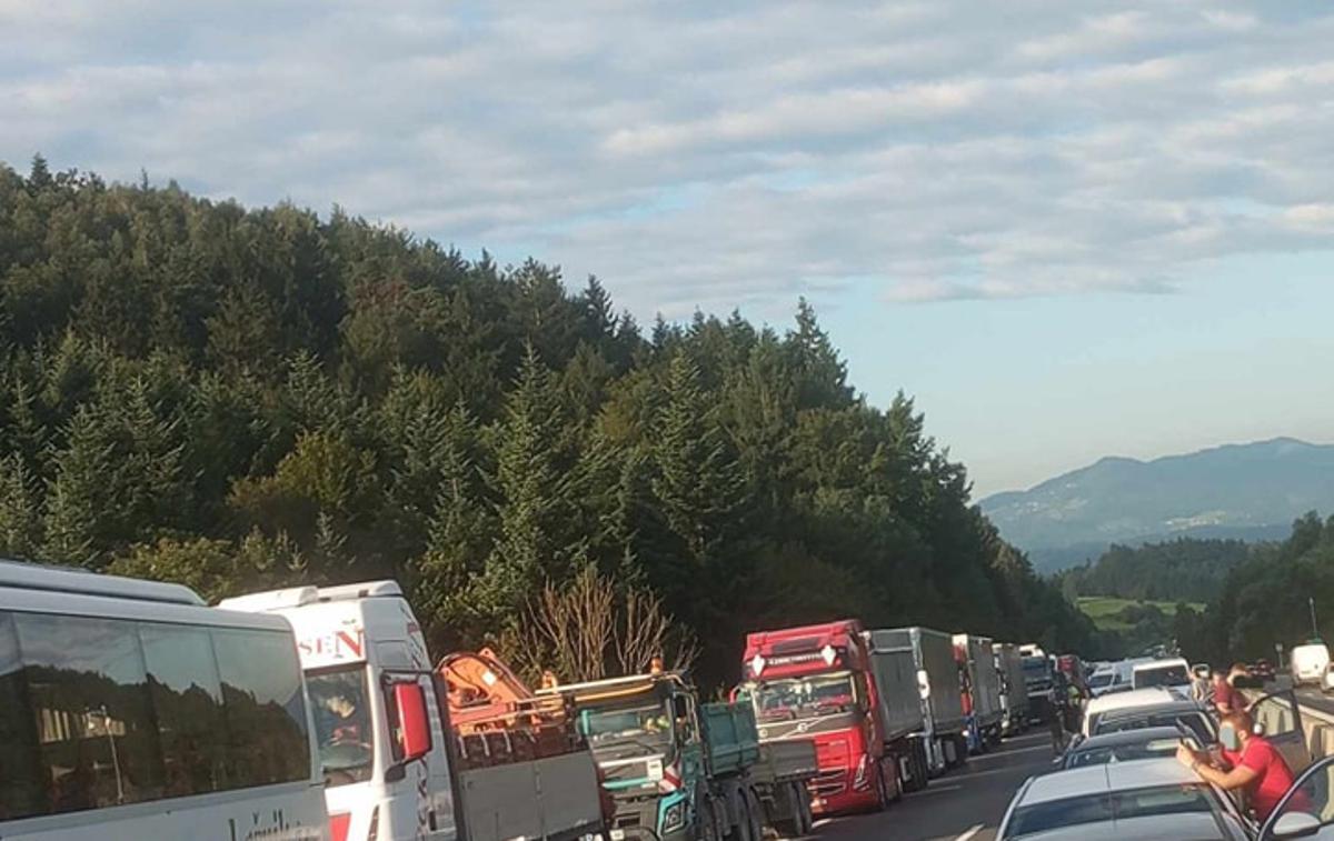 Štajerska avtocesta | Nekateri vozniki pred predorom obračajo vozila.  | Foto Ustvarimo reševalni pas na avtocestah
