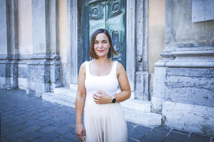 "Pesmi so nastajale celih 20 let, torej v zelo dolgem časovnem obdobju. Prej sem vedno izvajala pesmi drugih avtorjev oziroma poustvarjala skladbe drugih pevcev, potem pa je prišel čas, ko sem začutila in dobila priložnost, da predstavim, kaj pišem in kaj delam sama." | Foto: Ana Kovač