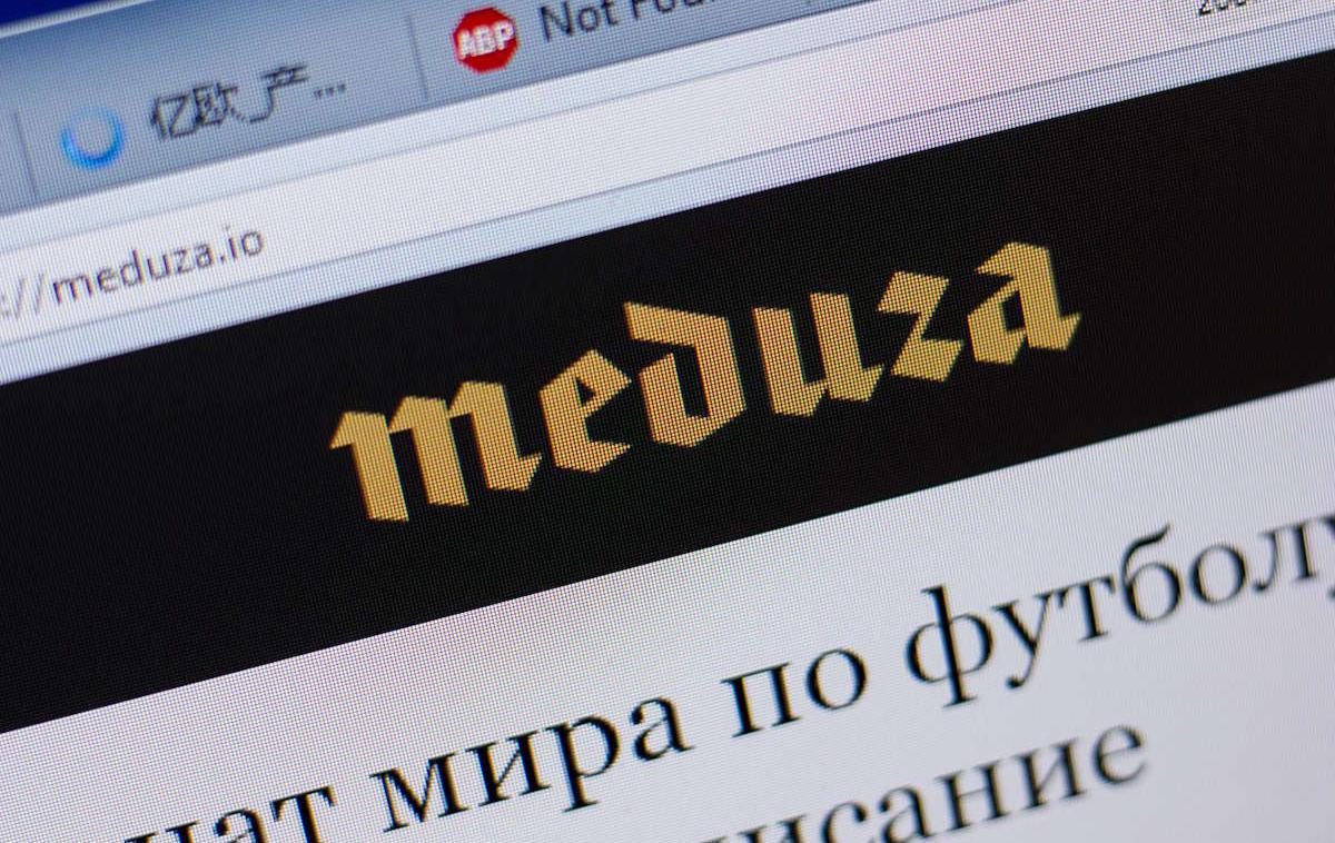 meduza, medij | Rusko ministrstvo za pravosodje je Meduzo leta 2021 razglasilo za tujega agenta, rusko državno tožilstvo pa leta 2023 za nezaželeno organizacijo. Ruski medijski regulator Roskomnadzor dostop do spletnih strani Meduze za uporabnike spleta v Rusiji blokira od začetka vojne v Ukrajini. | Foto Shutterstock