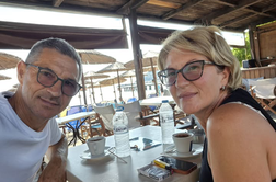 Žena o drami na Ryanairovem letu: "Njegova rama in glava sta bili zunaj letala"