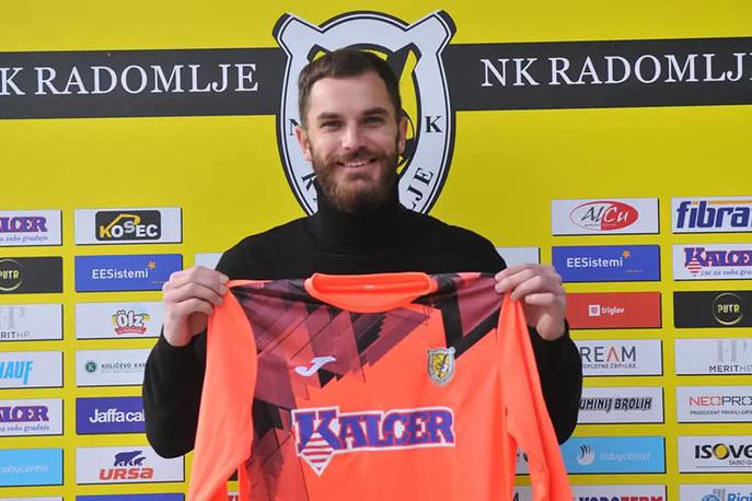 Emil Velić | Emil Velić se je kot prost igralec pridružil Radomljanom. Nogometno pot je začel leta 2015 v Domžalah, prvo profesionalno pogodbo pa sklenil, ko je dosegel dogovor z belgijskim klubom Sint-Truiden. | Foto NK Radomlje