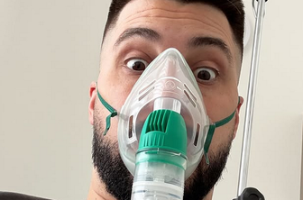 Challe Salle doživel napad, znašel se je v dihalni stiski