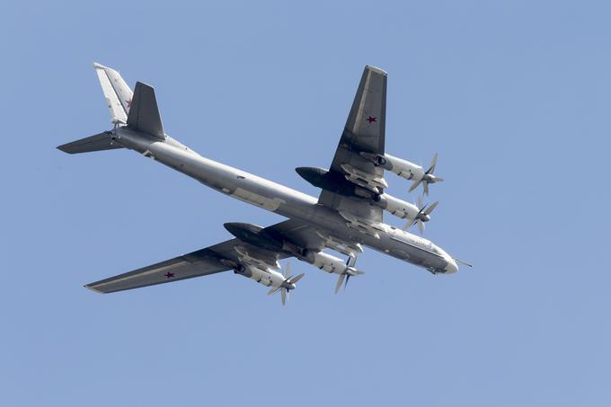 Rusi načrtno preizkušajo zračno obrambo Japonske in Južne Koreje s preleti strateških bombnikov Tu-95. Na fotografiji: Tu-95 nad Moskvo. | Foto: Guliverimage