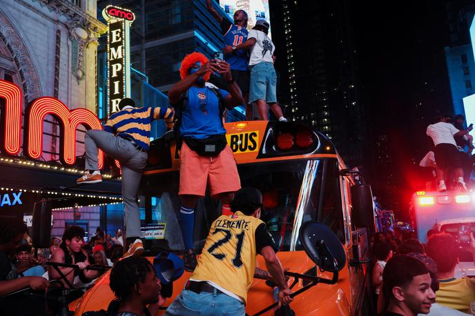 New York veselje NBA prvaki | Po veliki zmagi se je na ulice Manhattna zvalila nepregledna množica. | Foto Reuters