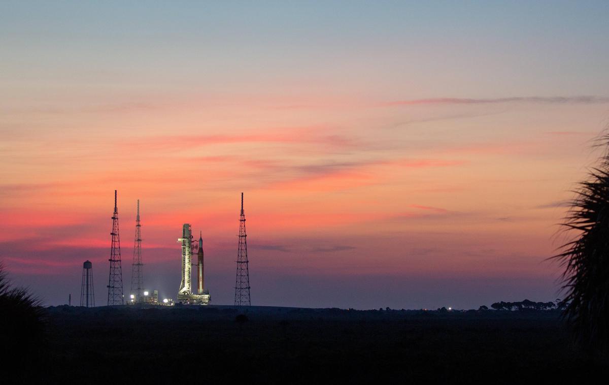 Nasa | Inženir ameriške vesoljske agencije Nasa Alan Stern opozarja, da bi zmanjšanje proračunskih sredstev za Naso in posledična ukinitev številnih podaljšanih raziskovalnih misij pomenila velik udarec za vlogo ZDA kot vodilne svetovne sile na področju vesoljskih znanosti. "Izklop plovil, ki so že v vesolju in raziskujejo naprej, bi nas postavil na tretje, morda celo četrto mesto – odvisno od tega, koga vprašate. Verjetno vsaj za Kitajce in Evropejce, morda pa tudi za koga drugega," je dejal. | Foto Guliverimage