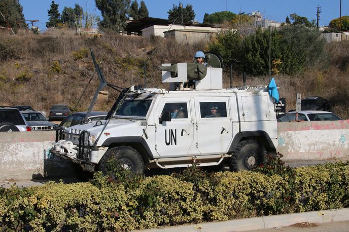 Unifil | Unifil je v izjavi za javnost opozoril na obveznost zagotavljanja varnosti osebja in objektov ZN. "Namerni napadi na pripadnike mirovnih sil so resna kršitev mednarodnega humanitarnega prava in Resolucije Varnostnega sveta ZN 1701," so še zapisali. | Foto Reuters