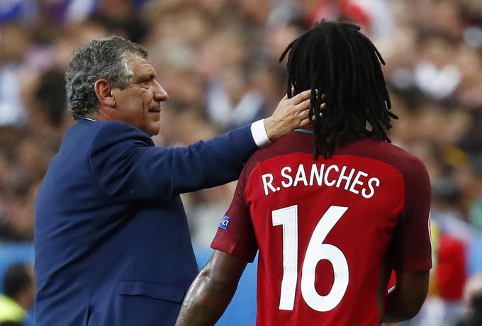 Fernando Santos ni zadovoljen s tem, kar v tej sezoni ponuja Renato Sanches. | Foto: Reuters