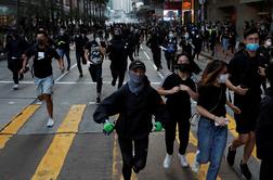 Hongkong: policija proti protestnikom spet uporabila solzivec in vodne topove