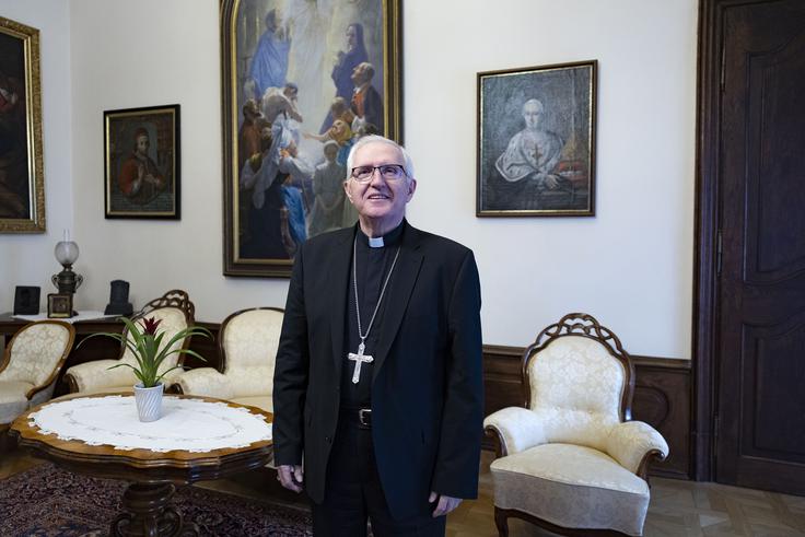 "Zdaj praktično s takšnimi pobudami ne prihajajo več, ker vedo, da sem na to imun in neobčutljiv, zato tega vpliva danes ni več. So pa seveda spodbude posameznikov in teh sem vesel. Predlagajo na primer, da naj kot Cerkev pomagamo pri ohranjanju vrednot našega naroda, na katerih je ta narod zrasel in na katerih bo obstal. Brez teh vrednot je naša prihodnost kratkega daha in tudi ni videti nič kaj razveseljiva," o različnih posameznikih, ki bi pri njem lobirali, pove ljubljanski nadškof. | Foto: Ana Kovač