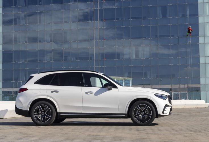 GLC navdušuje z elegantnim videzom, pametnim sistemom MBUX ter naprednimi funkcijami za podporo vozniku. | Foto: Mercedes-Benz AG