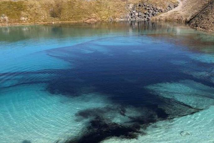 jezero | Policisti so jezero v britanski grofiji Derbyshire obarvali v barvo, ki bo manj privlačna za obiskovalce. | Foto Twitter