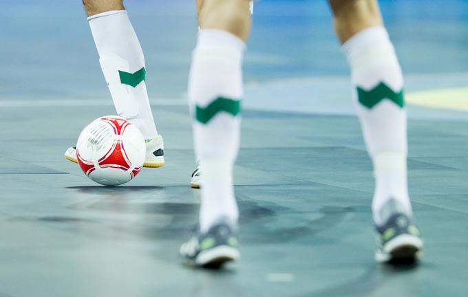 Žoga pri futsalu je manjša in neodbojna. | Foto: Vid Ponikvar