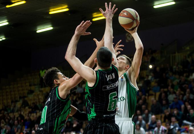 Najuspešnejša slovenska košarkarskega kluba se bosta morda morala za obstoj v ligi ABA pomeriti v zadnjem krogu v Novem mestu. | Foto: Vid Ponikvar
