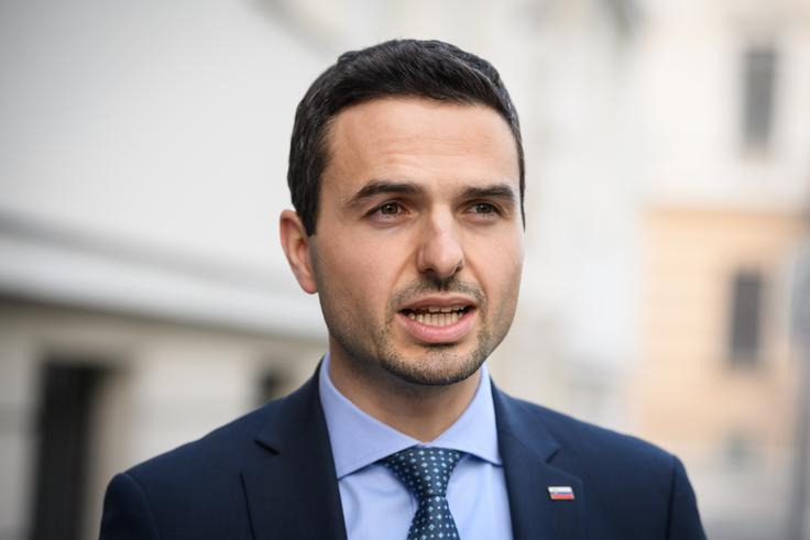 Matej Tonin je danes povedal, da so določene zaščitne maske v času krize nabavljali celo po nižji povprečni ceni, kot so jih pred tem pristojni v prejšnji vladi. | Foto: STA ,