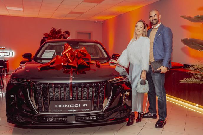 Hongqi Slovenija | Katarina Benček in Marko Pavlovič ob kitajskem športnem terencu | Foto Plan-net Avto