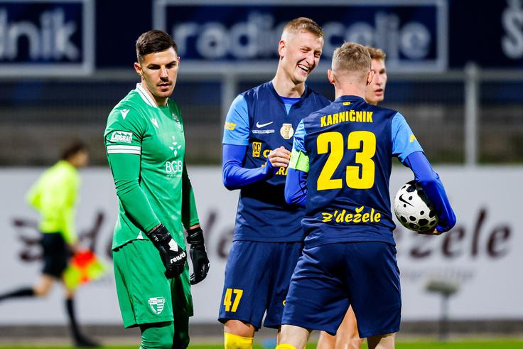 Na stadionu Z'dežele je v mreži Primorja odjeknila celjska petarda. | Foto: Aleš Fevžer