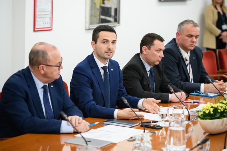 Novi minister za obrambo Matej Tonin je po včerajšnji štiriurni seji vlade pojasnil, da mask na obrazih niso imeli ves čas trajanja seje. | Foto: STA ,