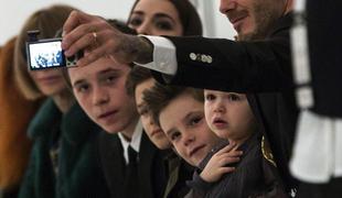 Selfie družine Beckham iz prve vrste na mamini modni reviji