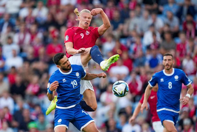 Erling Haaland je k zmagi Norveške prispeval dva gola. | Foto: Reuters