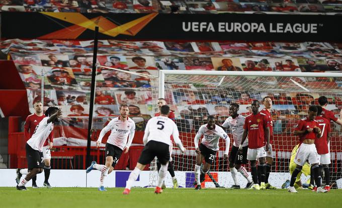 Veselje nogometašev Milana po izenačenju v 92. minuti na Old Traffordu. | Foto: Reuters