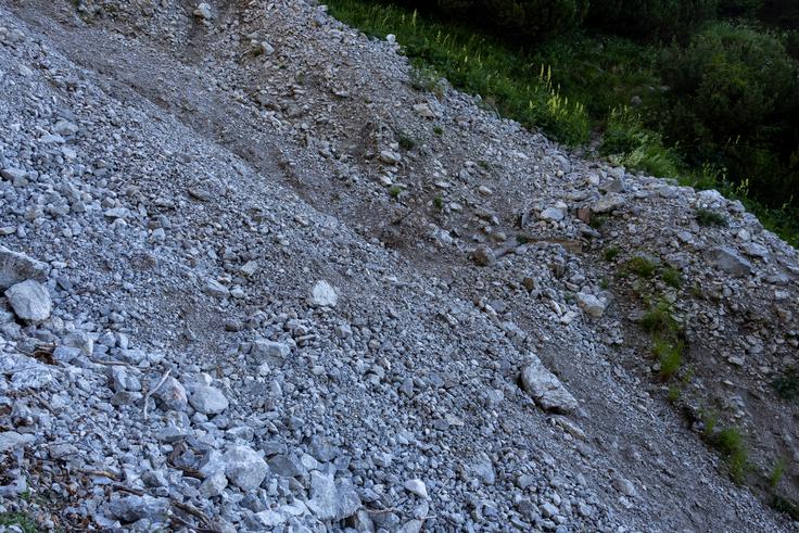 V neurju naj bi odneslo tudi ta del poti prek melišča pod Storžičem (blizu izvira pod Bašeljskim sedlom). | Foto: Matej Podgoršek