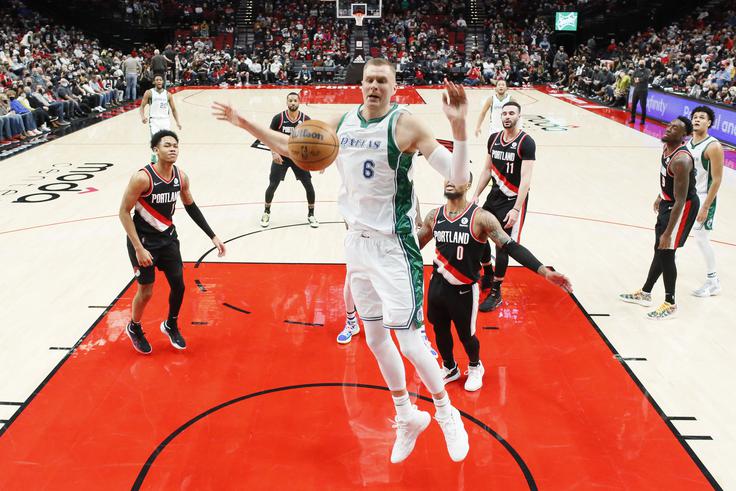 Latvijec Kristaps Porzingis, ki je v tej sezoni zaradi zdravstvenih težav izpustil že veliko tekem, je proti Portlandu dosegel strelski rekord sezone. | Foto: Reuters