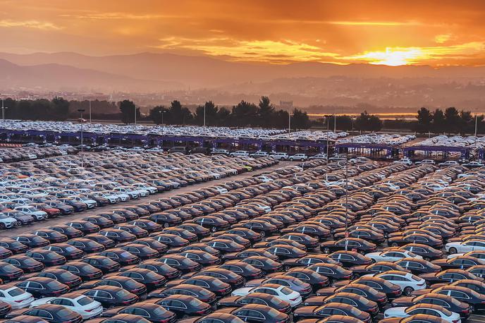 Luka Koper | Na večji pretovor avtomobilov v prvih devetih mesecih letošnjega leta so vplivali novi posli, predvsem uvoz vozil različnih proizvajalcev iz Kitajske, povečale so se tudi izvozne količine avtomobilov za mediteranske države. | Foto Luka Koper