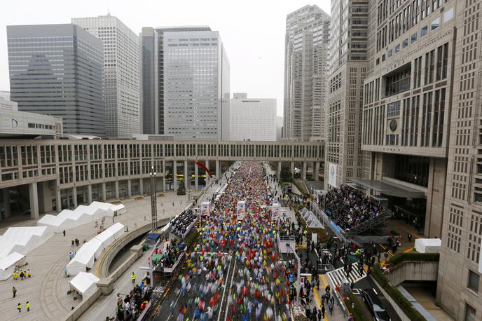 Maraton Tokio | Mestni maraton v Tokiu prirejajo februarja, poleti je japonska prestolnica prevroča za to naporno preizkušnjo, zato se bodo na olimpijskih igrah prihodnje leto za maratonska odličja borili v Saporu. | Foto Reuters