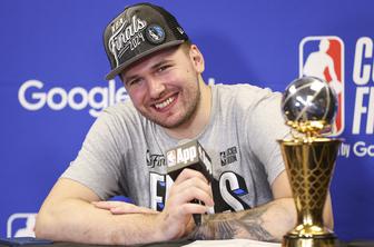 Luka Dončić in oče Saša po velikem uspehu v objemu #video