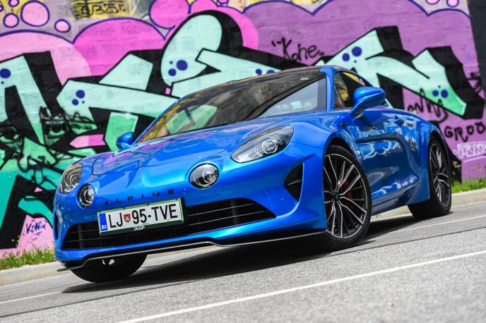 Alpine A110 s | Pri oblikovanju novodobnega naslednika so ohranili položaj, število in približno obliko žarometov. | Foto Gašper Pirman