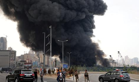 Bejrut: v pristanišču izbruhnil silovit požar #video