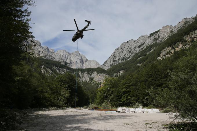 Pripadniki 15. helikopterskega bataljona SV so konec avgusta na Okrešelj prepeljali goro materiala za gradnjo nove planinske koče. | Foto: Andraž Purg