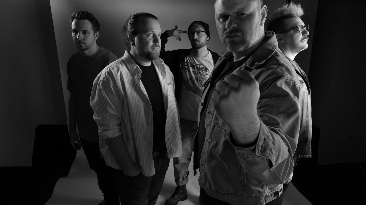 Zasedba Alo!Stari: Treba je razkrinkati človeško neumnost, ki je šla predaleč. Punk je to odlično začel.