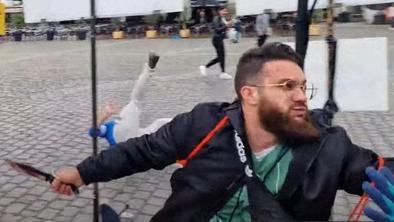 Po petkovem napadu umrl nemški policist #video