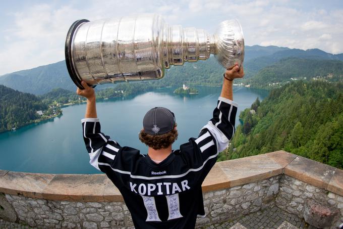 Kar dvakrat je Anže Kopitar v domovino prinesel lovoriko za prvaka najkakovostnejše hokejske lige. Prvič je Stanleyjev pokal Slovenijo obiskal leta 2012, drugič dve leti pozneje. | Foto: Matic Klanšek Velej/Sportida