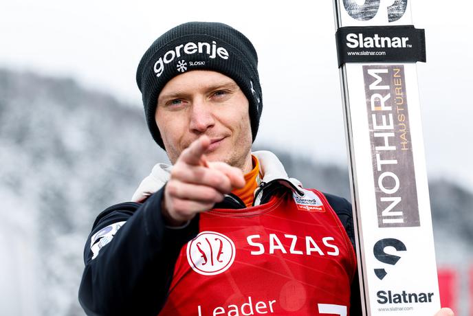 Lanišek in Prevc navdušila v vetrovnem kaosu, v ozadju neizprosen boj dveh Slovencev