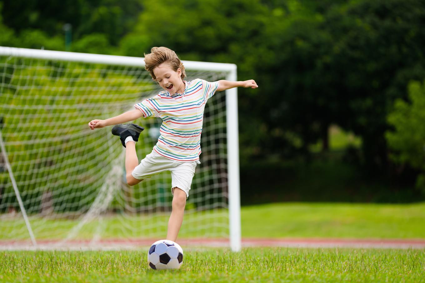 criança, futebol | Foto: Shutterstock