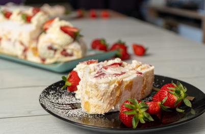 Lahkotna in sveža: recept za rulado Pavlova z jagodami #video