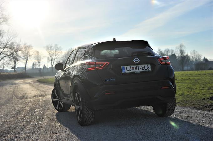 Juke je žal na voljo le z enim bencinskim motorjem. To je litrski trivaljnik z močjo 81 kilovatov. Na testu nam je porabil od osem do devet litrov goriva na 100 prevoženih kilometrov. | Foto: Gregor Pavšič